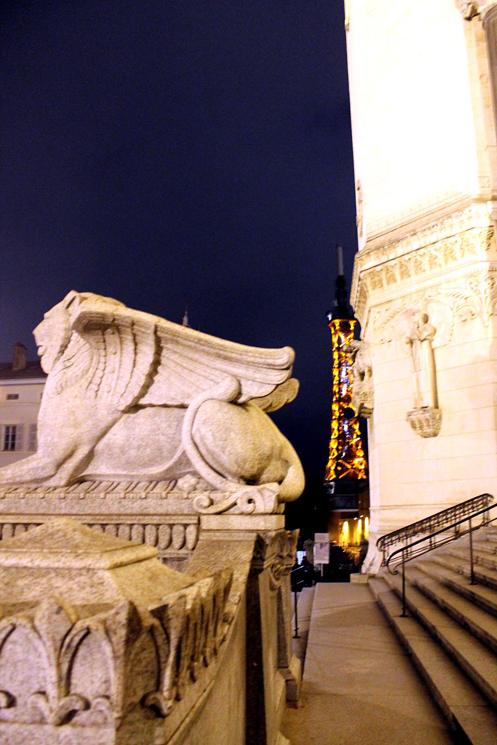 Basilique de Fourvière à Lyon, de nuit