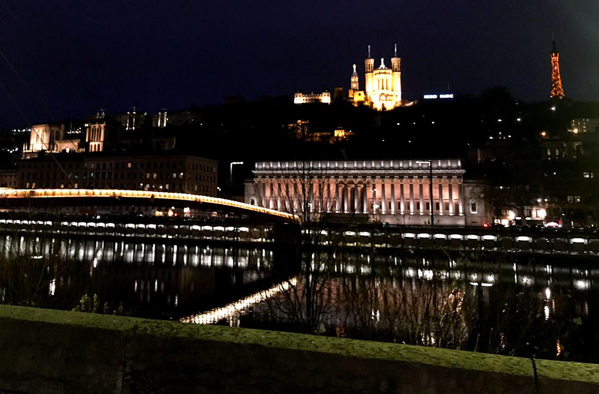 Vue sur Lyon de nuit