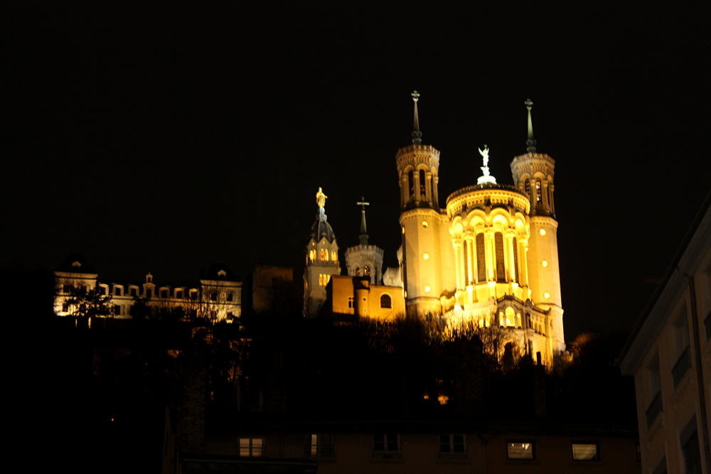 Vue sur la Basilique de Fourvière à Lyon, de nuit