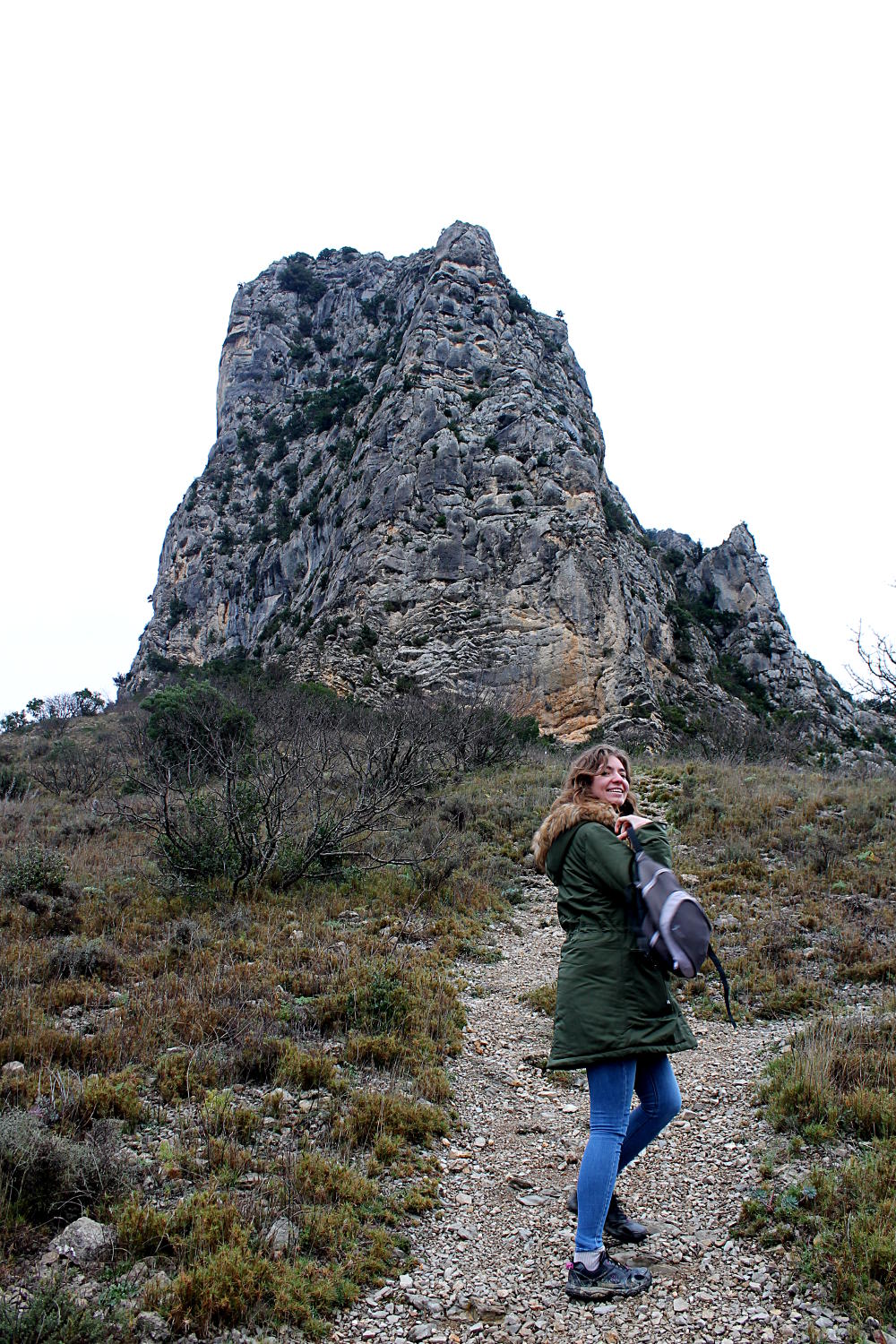 Lola devant le Roc de Tras Castel - Saint-Jean-de-Buèges - Hérault