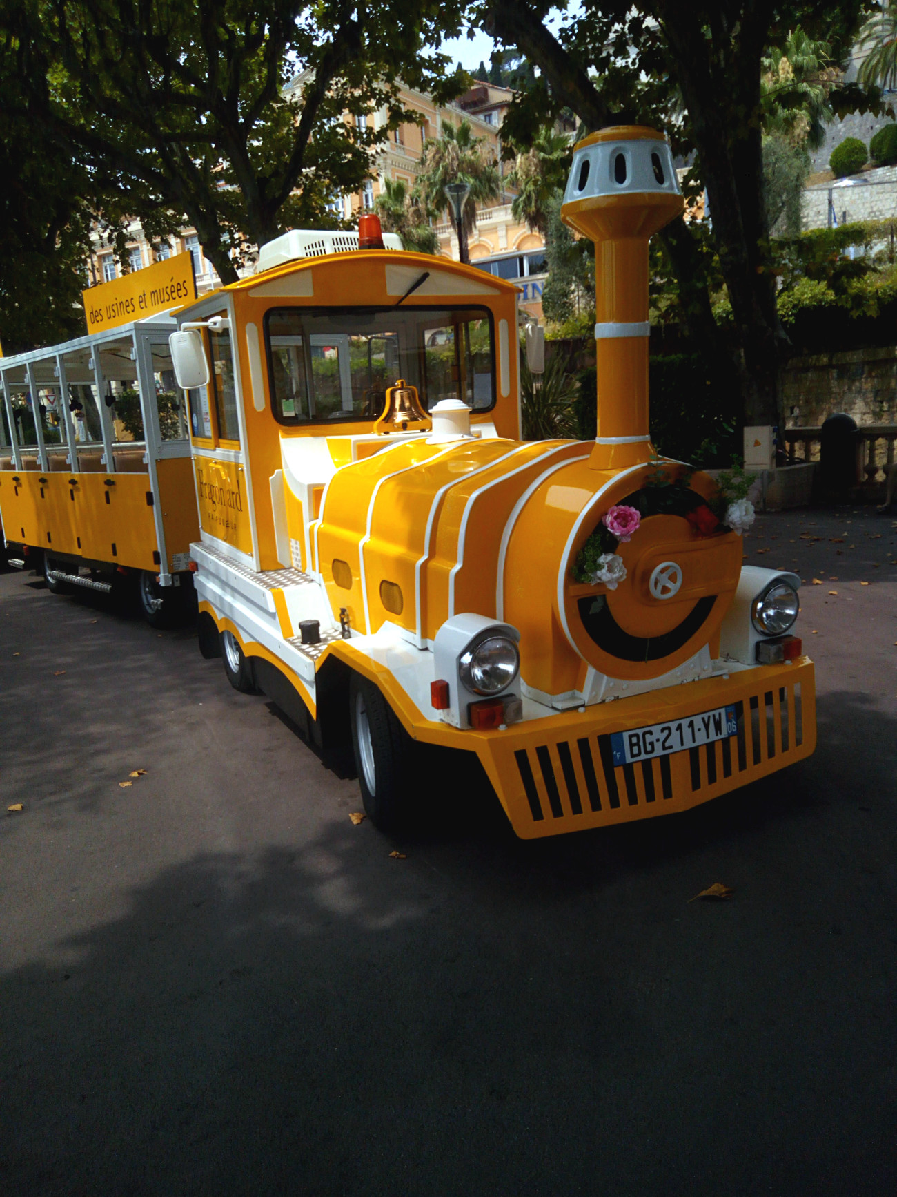 Petit train jaune à Grasse