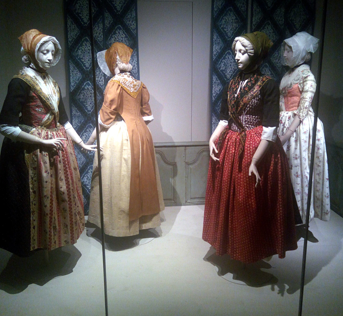 Tenues d'époque au Musée Provençal du Costume et du Bijou à Grasse
