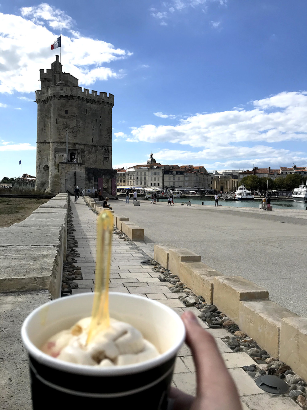 Glace face à la Tour Saint-Nicolas à La Rochelle