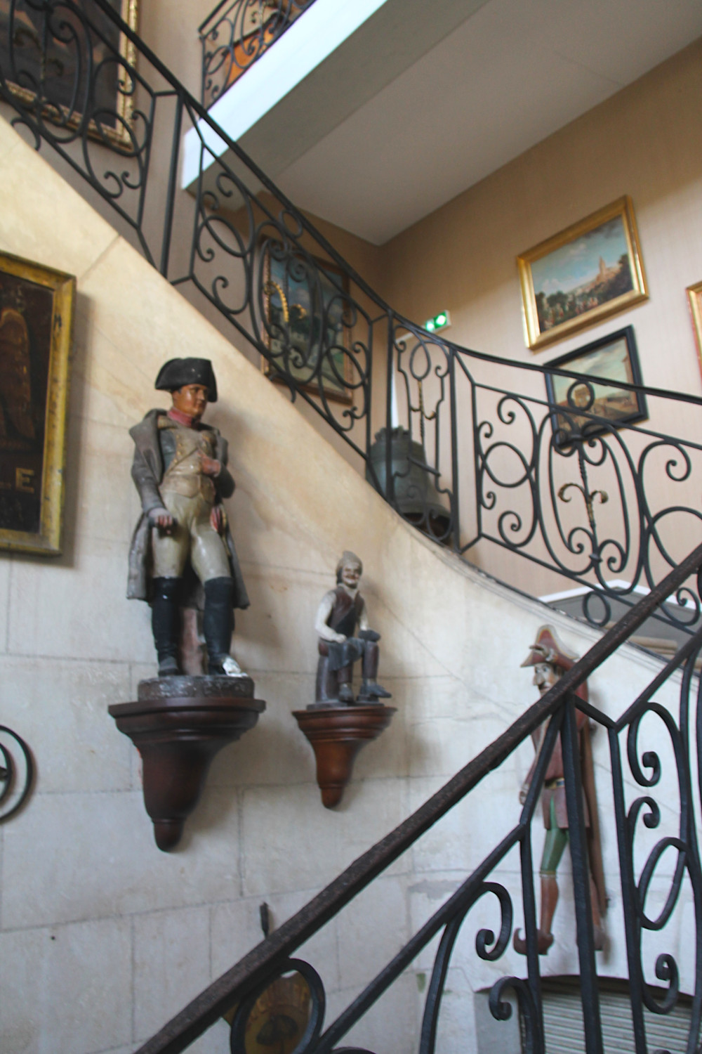 Hall d'entrée du musée Dupuy-Mestreau avec une statue de Napoléon.