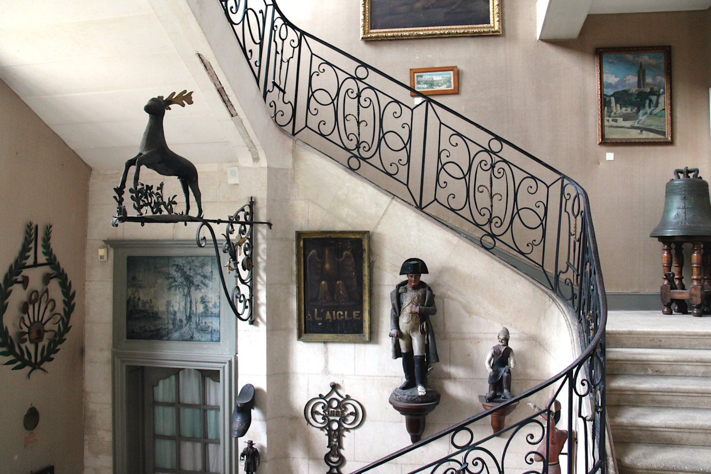 Enseignes de commerces dans le hall du Musée Dupuy-Mestreau à Saintes.