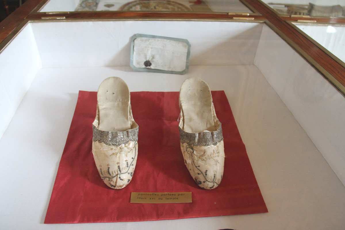 Souliers que portait Louis XVI à la prison du Temple, avant sa mort - Musée Dupuy-Mestreau à Saintes