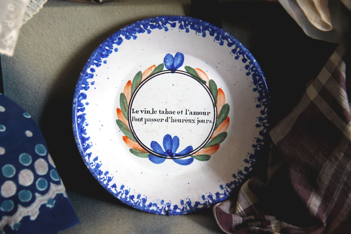 Assiette exposée à la salle des coiffes du Musée Dupuy-Mestreau de Saintes