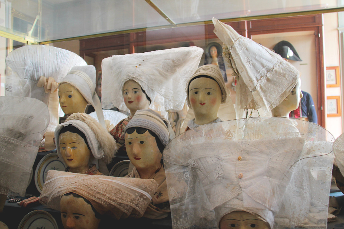 Coiffes saintongeaises au Musée Dupuy-Mestreau à Saintes