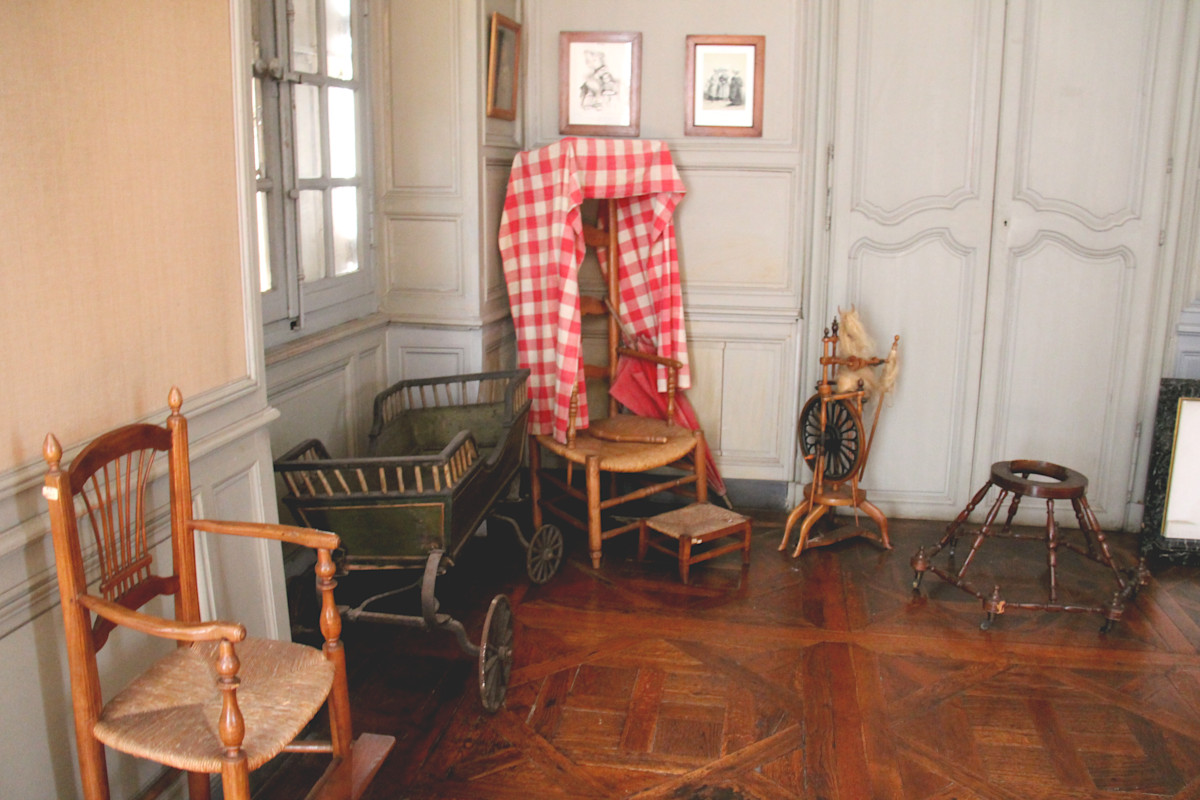 Objets liés à la maternité et l'enfance : trotteur, rouet, chaise d'allaitement, landeau et chaise haute - Musée Dupuy-Mestreau à Saintes