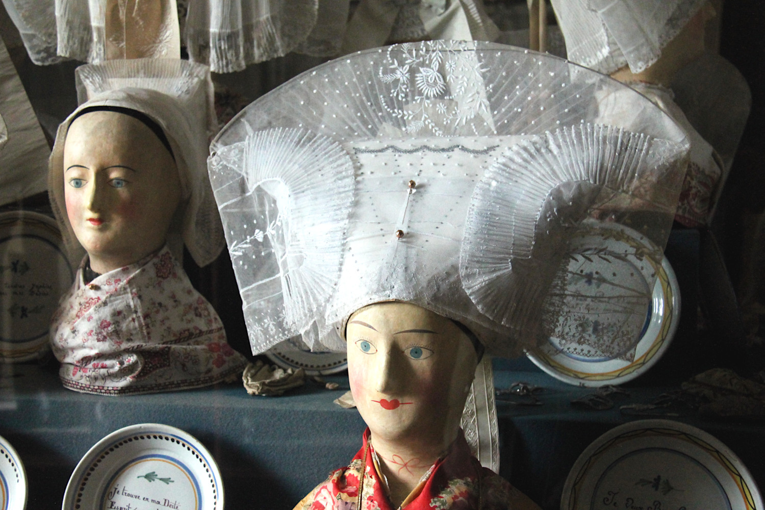 Coiffes saintongeaises au Musée Dupuy-Mestreau à Saintes