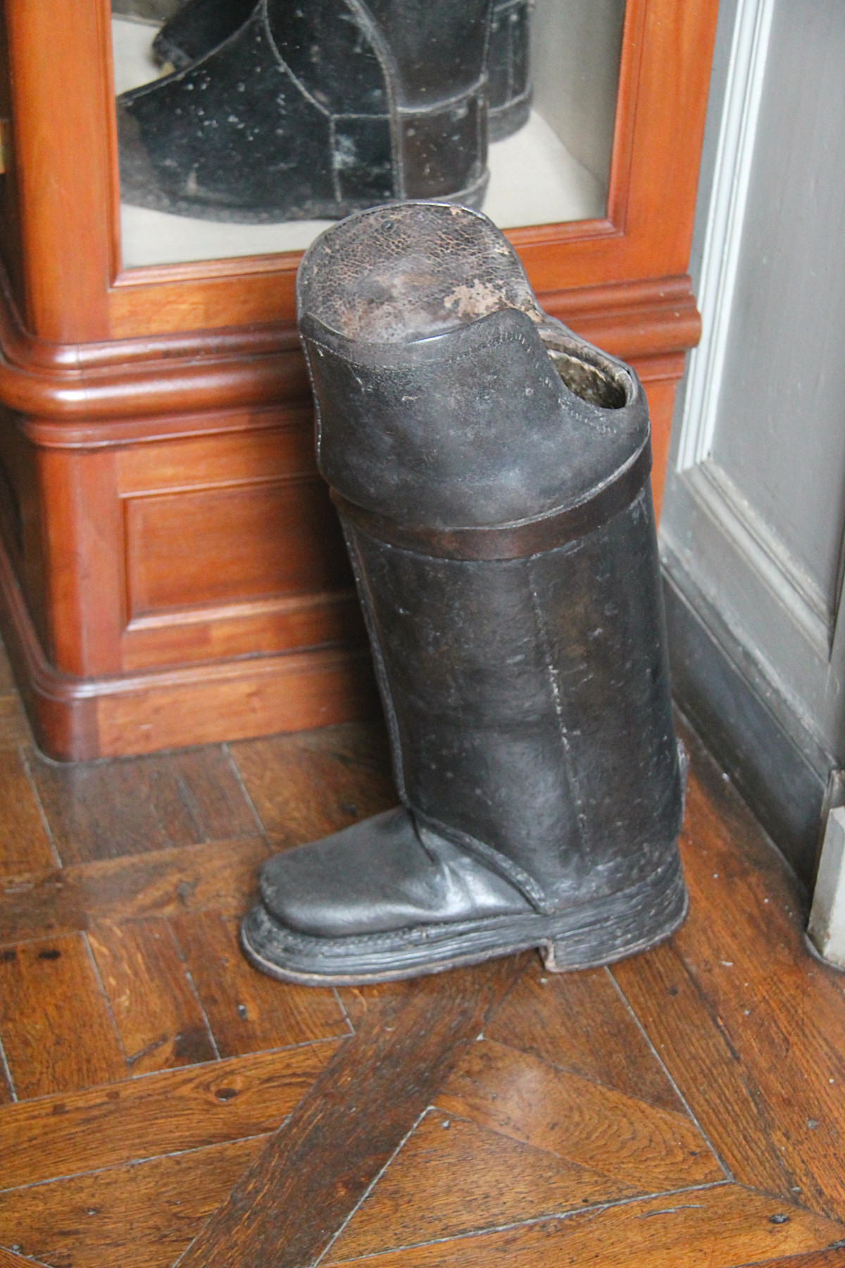 Botte de postillon dans la salle des coiffes du Musée Dupuy-Mestreau à Saintes
