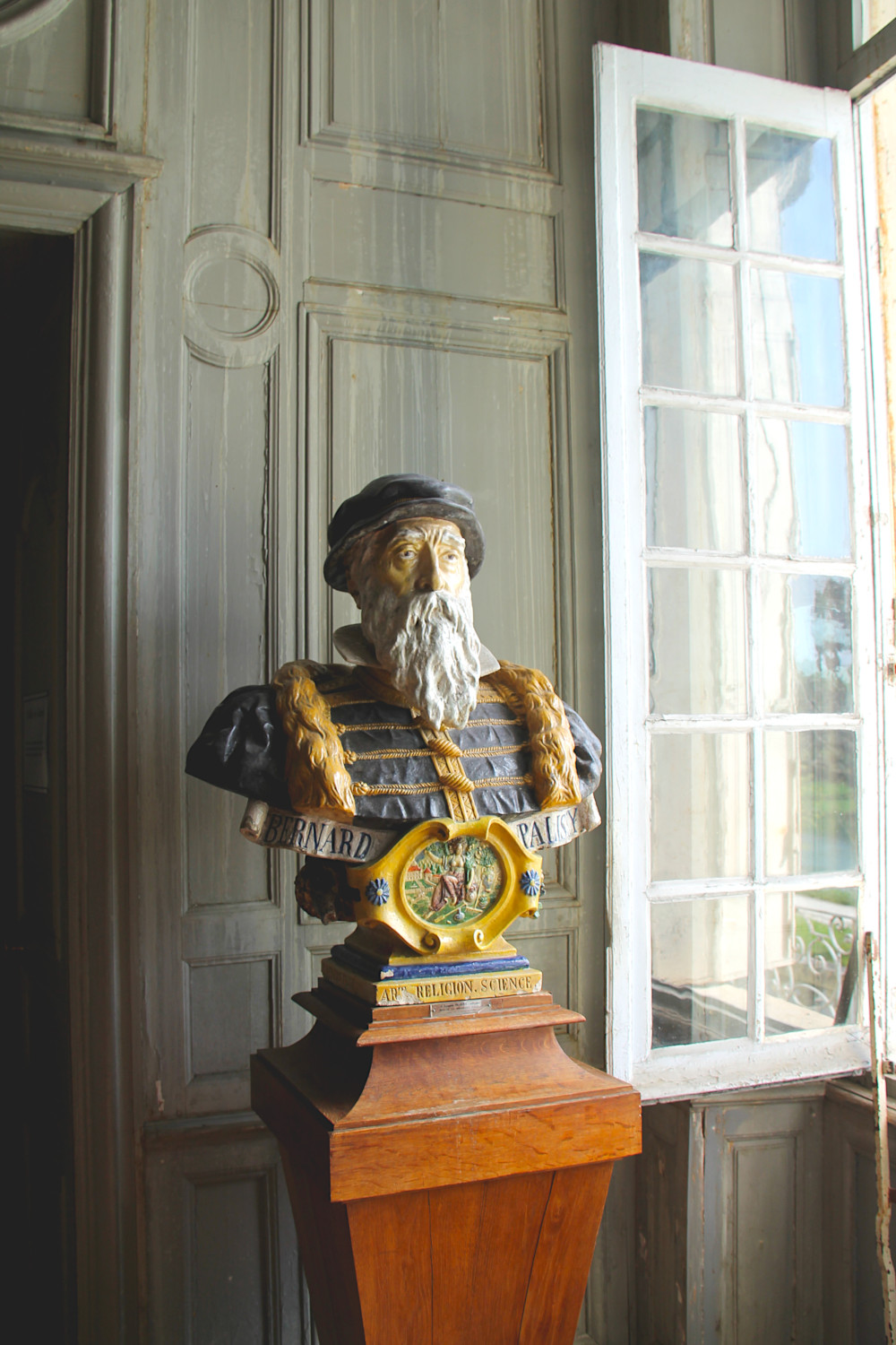 Buste de Palissy, par Giuseppe Devers, dans la salle des faïences du Musée Dupuy-Mestreau de Saintes