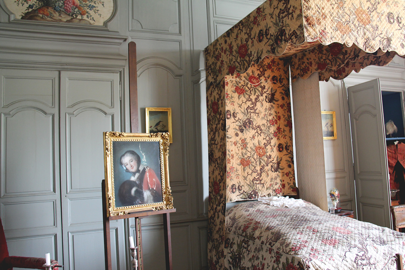 Portrait de Cécile Guinot de Monconseil et lit d'époque au Musée Dupuy-Mestreau à Saintes