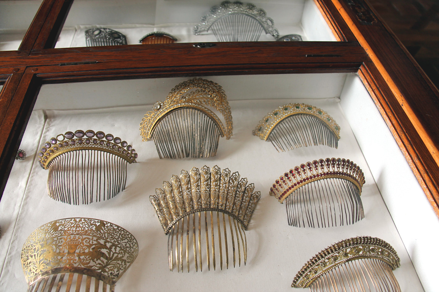 Tiares sous vitrine dans la salle du lit du Musée Dupuy-Mestreau de Saintes