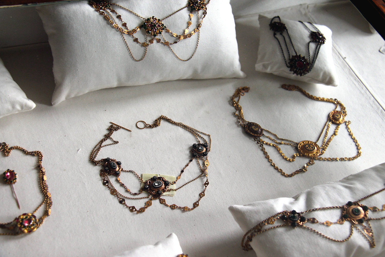 Colliers dit d'esclavage, prônant un amour mutuel de la part des époux, au Musée Dupuy-Mestreau à Saintes