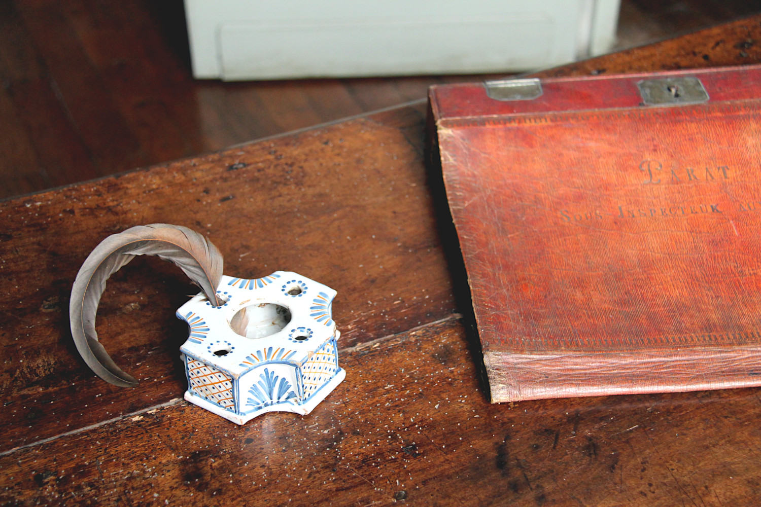 Plume et document dans la salle Tonnay-Charente du musée Dupuy-Mestreau de Saintes