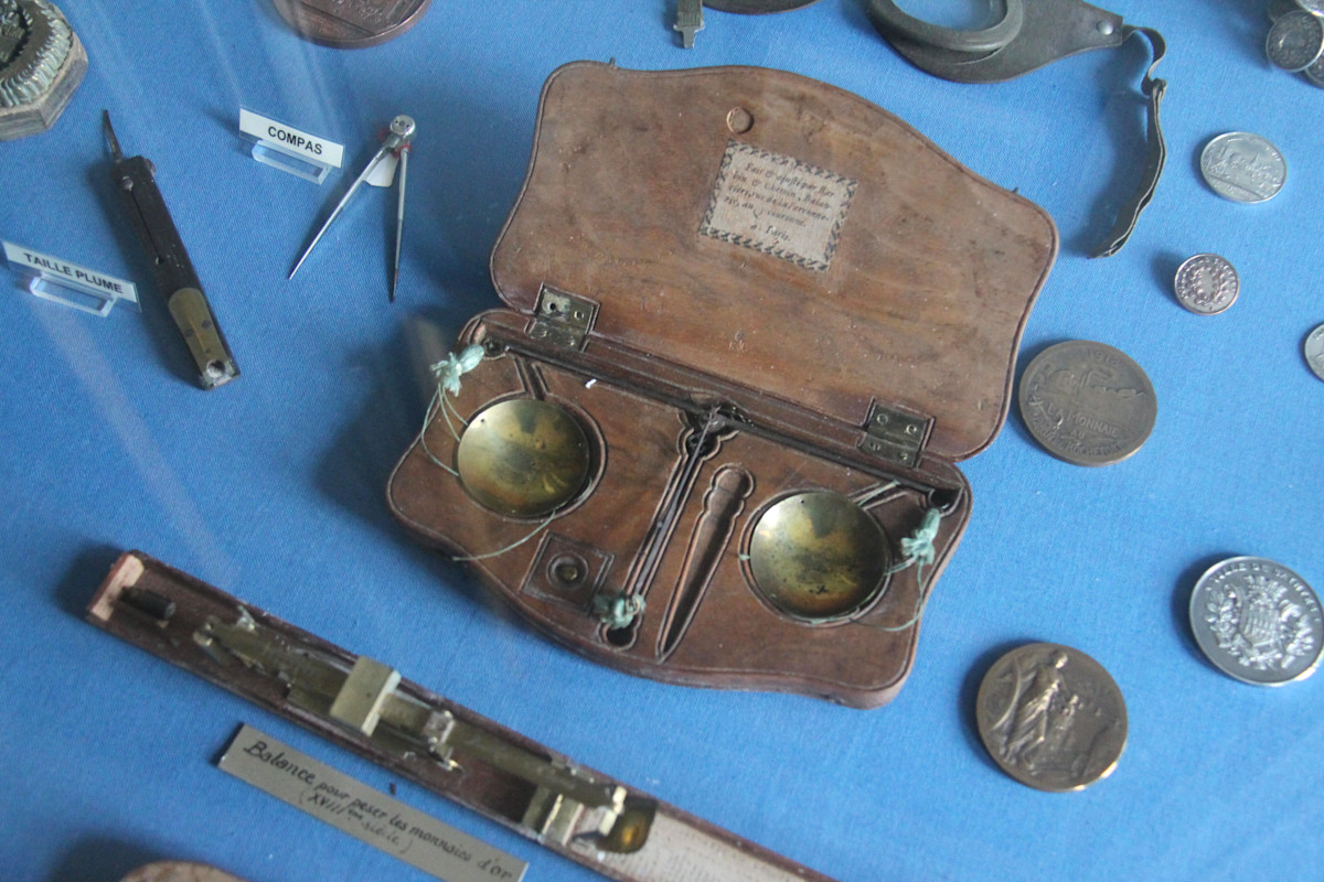Objets divers dans la bibliothèque du musée Dupuy-Mestreau à Saintes