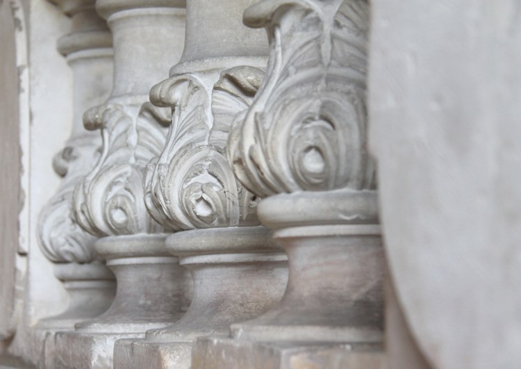 Colonnes dans le hall du Musée Dupuy-Mestreau de Saintes
