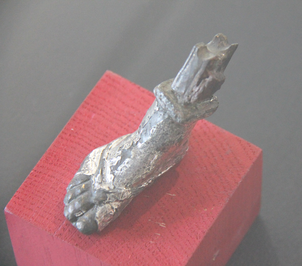 Statue de pied dans le Musée Archéologique à Saintes