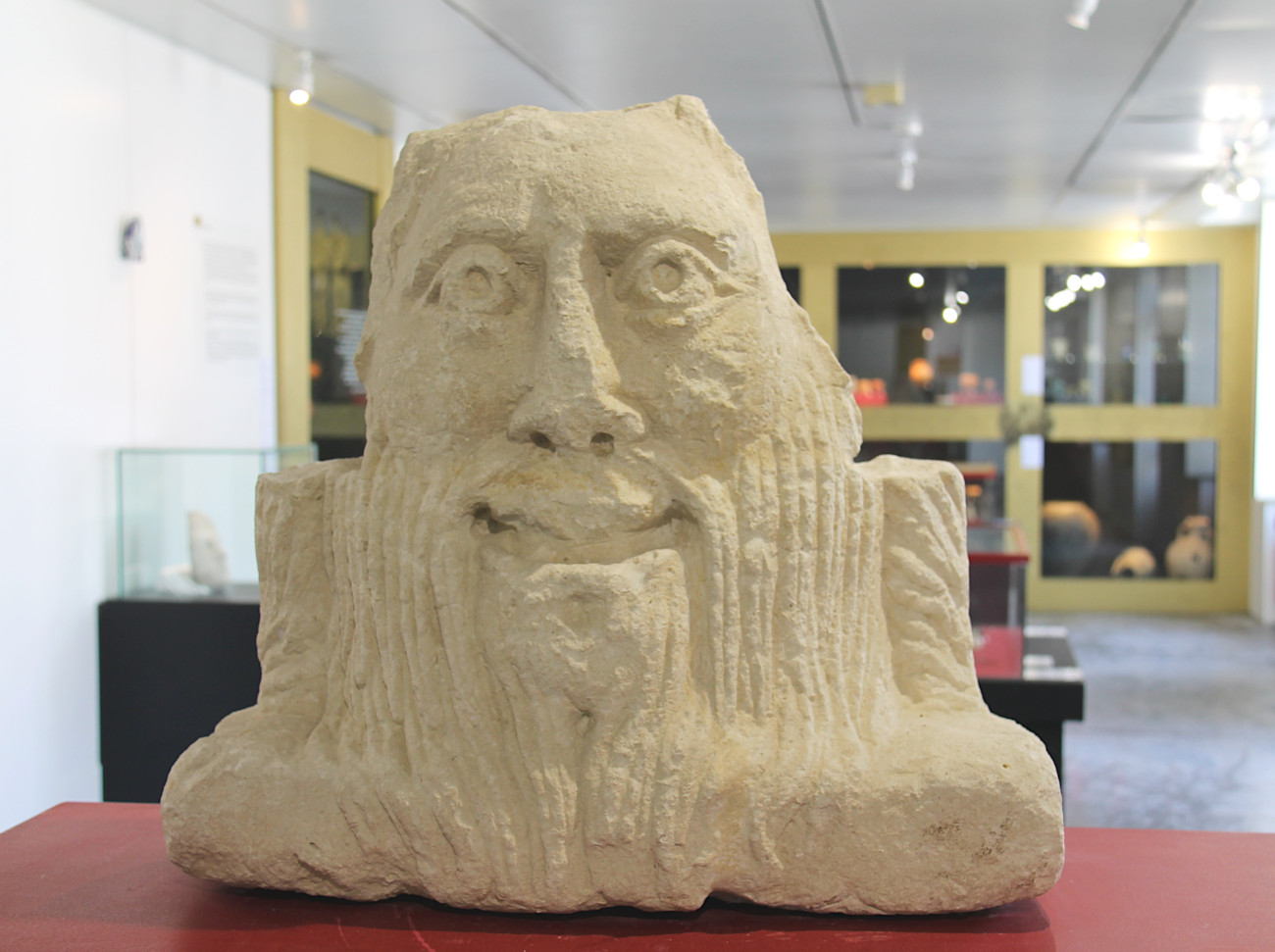 Statue archéologique dans le Musée Archéologique de Saintes