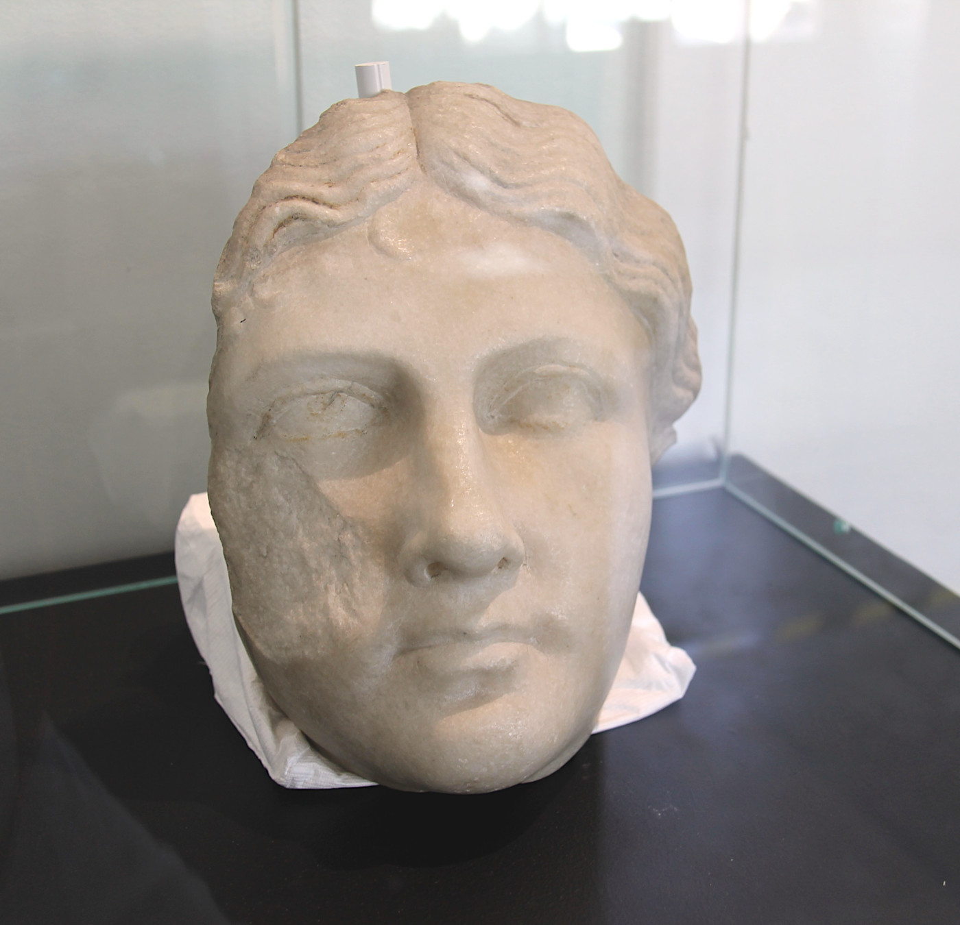 Tête d'une statue féminine en marbre blanc dans le Musée Archéologique de Saintes