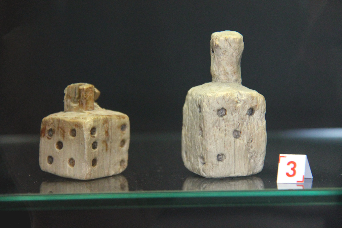 Dés à jouer dans le musée archéologique de Saintes