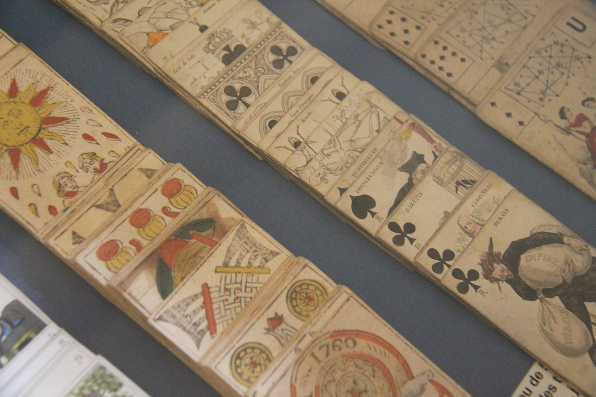 Carte à jeux dans la salle du balcon du Musée Dupuy-Mestreau de Saintes