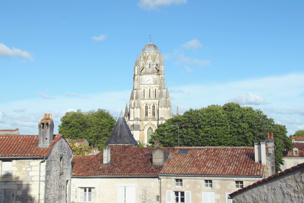 Vue sur la Cathédrale Saint-Pierre de Saintes
