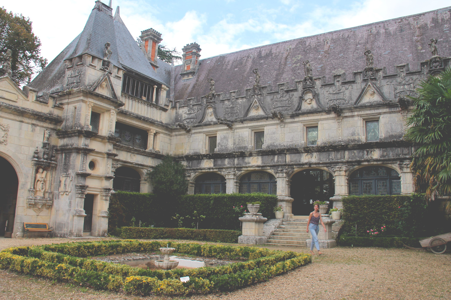 Lola devant le Château des Enigmes de Pons