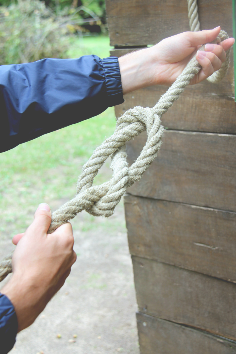 Apprendre à faire un nœud marin au Château des Enigmes à Pons