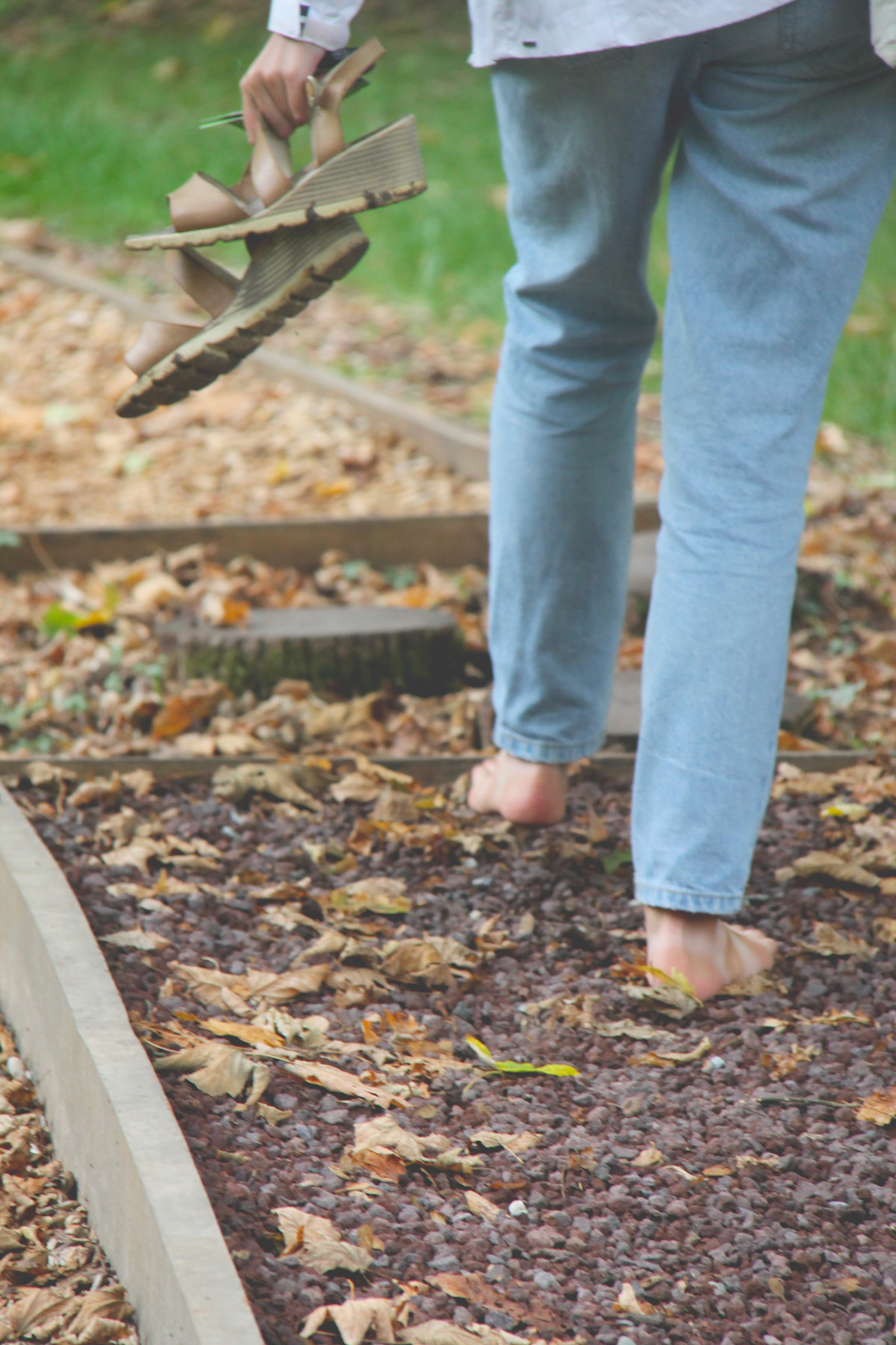 Parcours sensoriel pieds nus au Château des Enigmes à Pons
