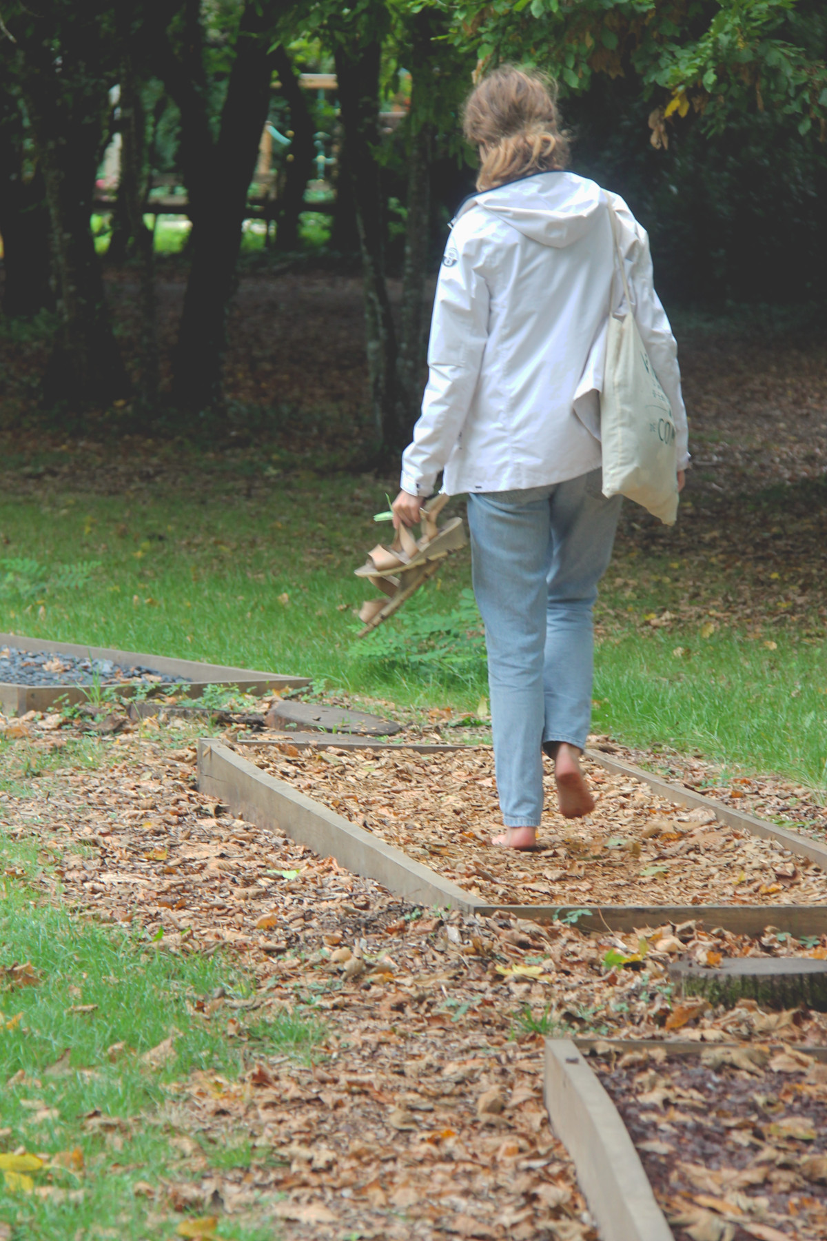 Parcours sensoriel pieds nus au Château des Enigmes à Pons