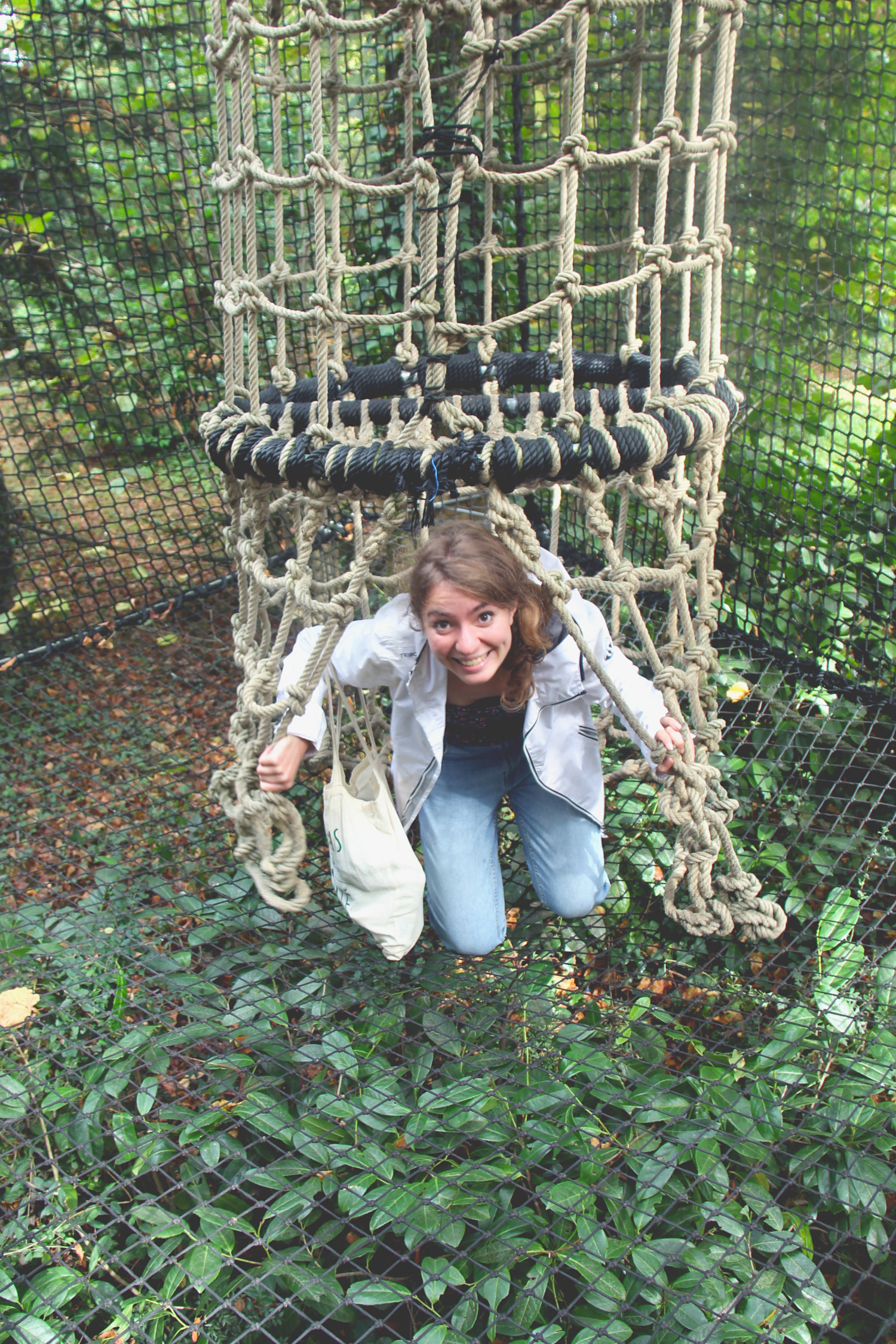 Lola dans l'accrobranche au Château des Enigmes à Pons