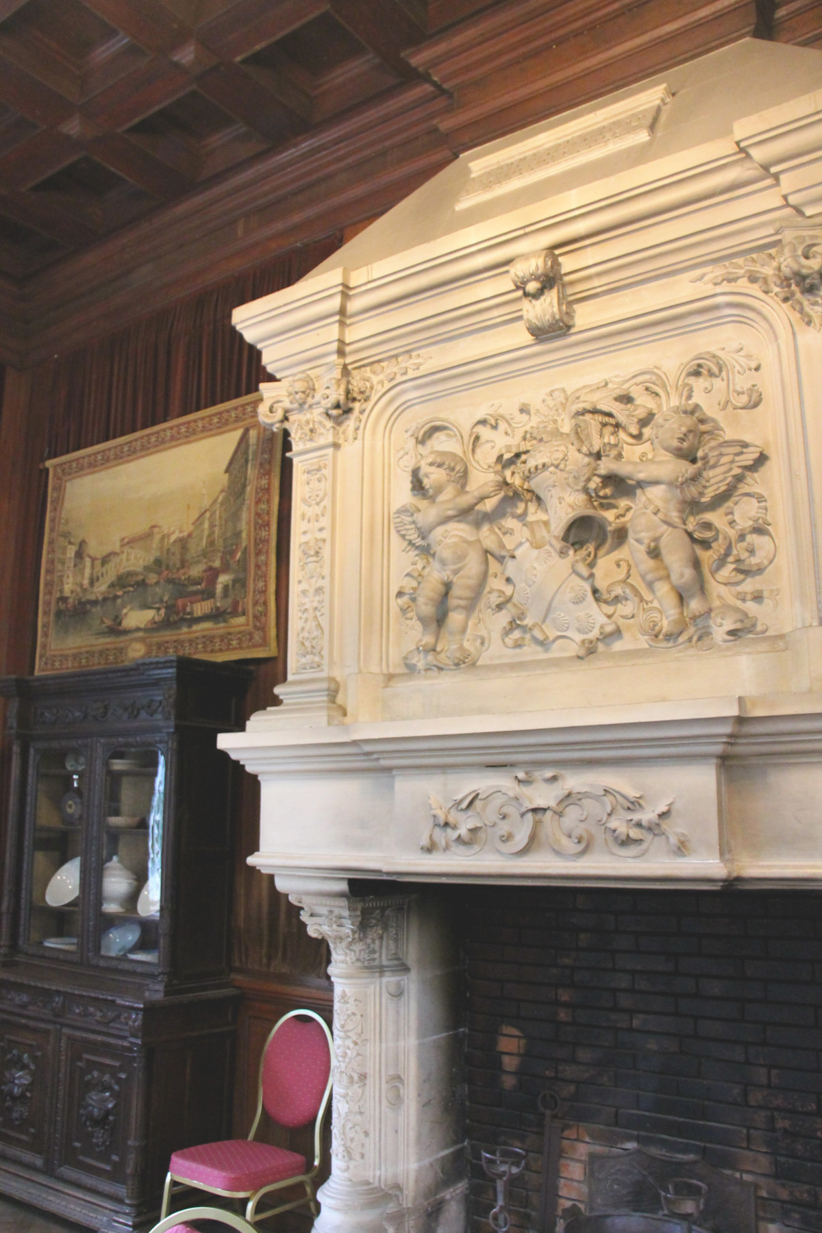 Cheminée au Château des Enigmes à Pons