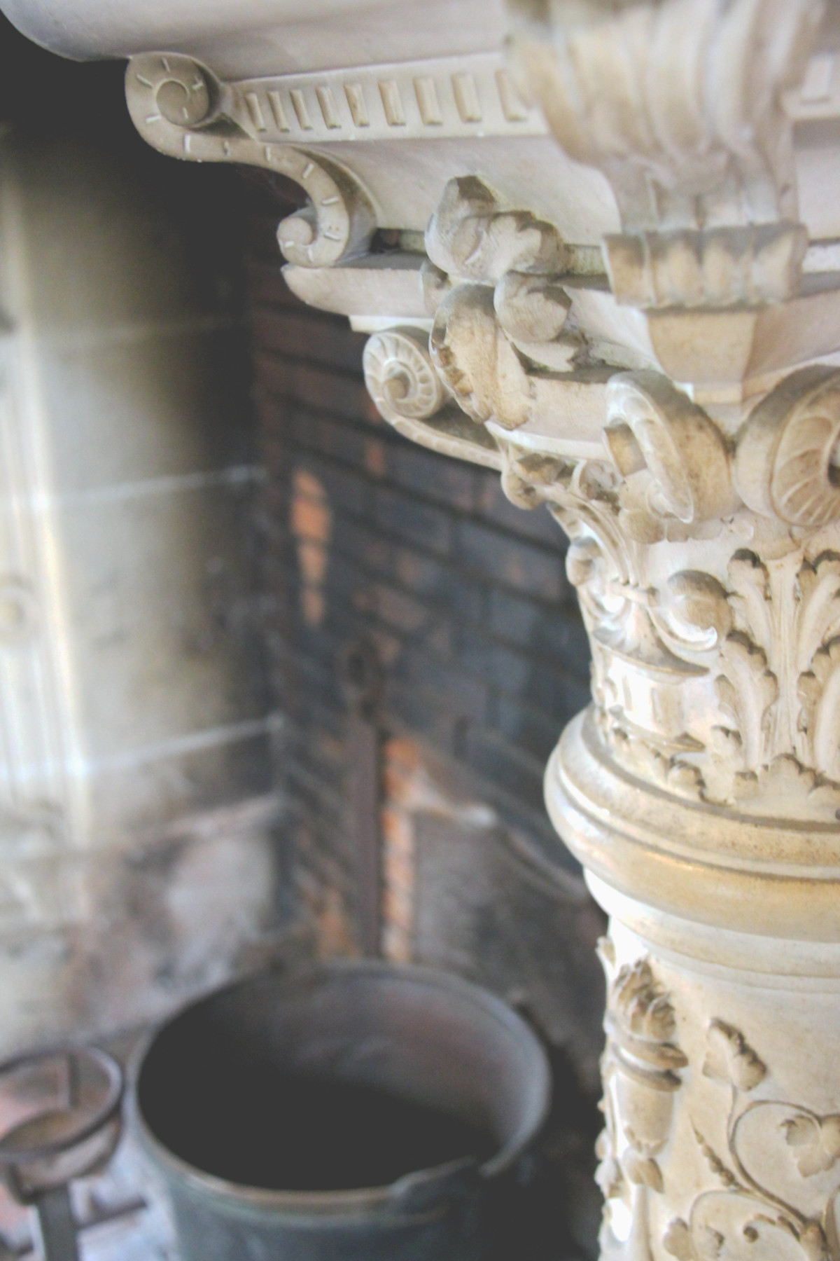 Cheminée au Château des Enigmes à Pons