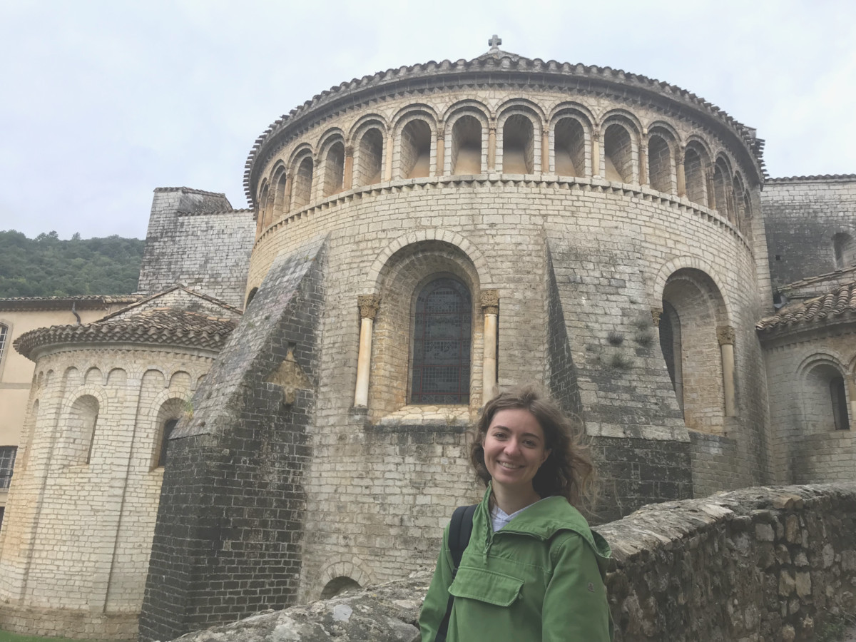 Lola devant l'Abbaye de Gellone à Saint-Guilhem-le-Désert