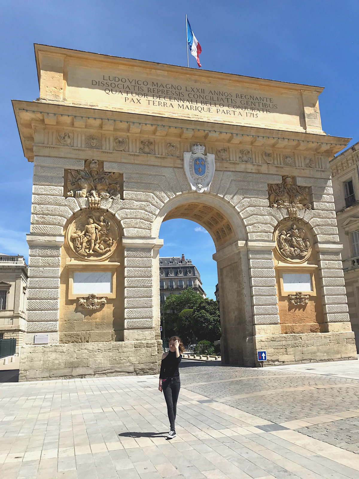 Lola devant l'Arc de Triomphe de Montpellier
