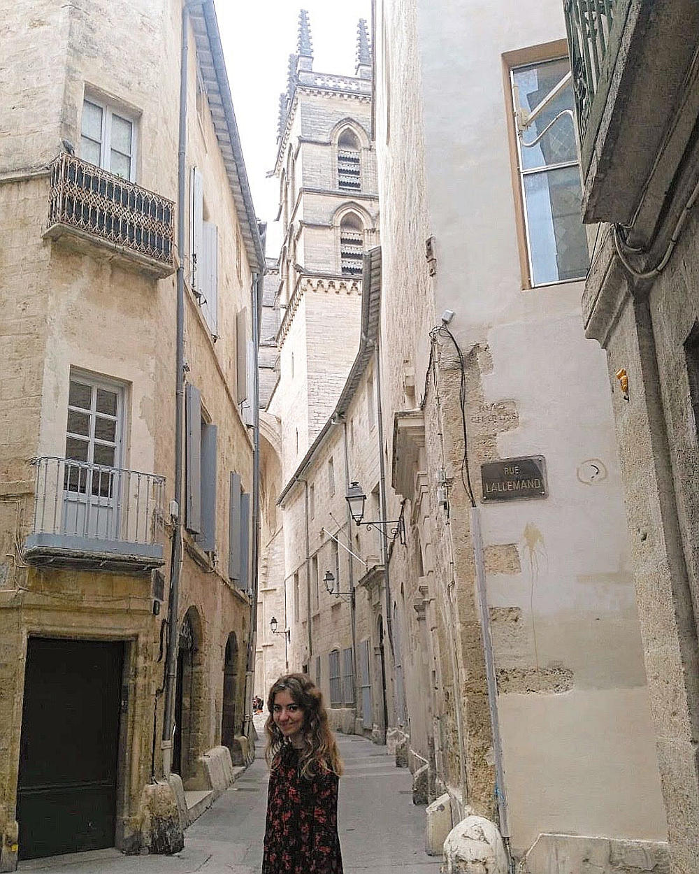 Lola devant la Cathédrale Saint-Pierre de Montpellier