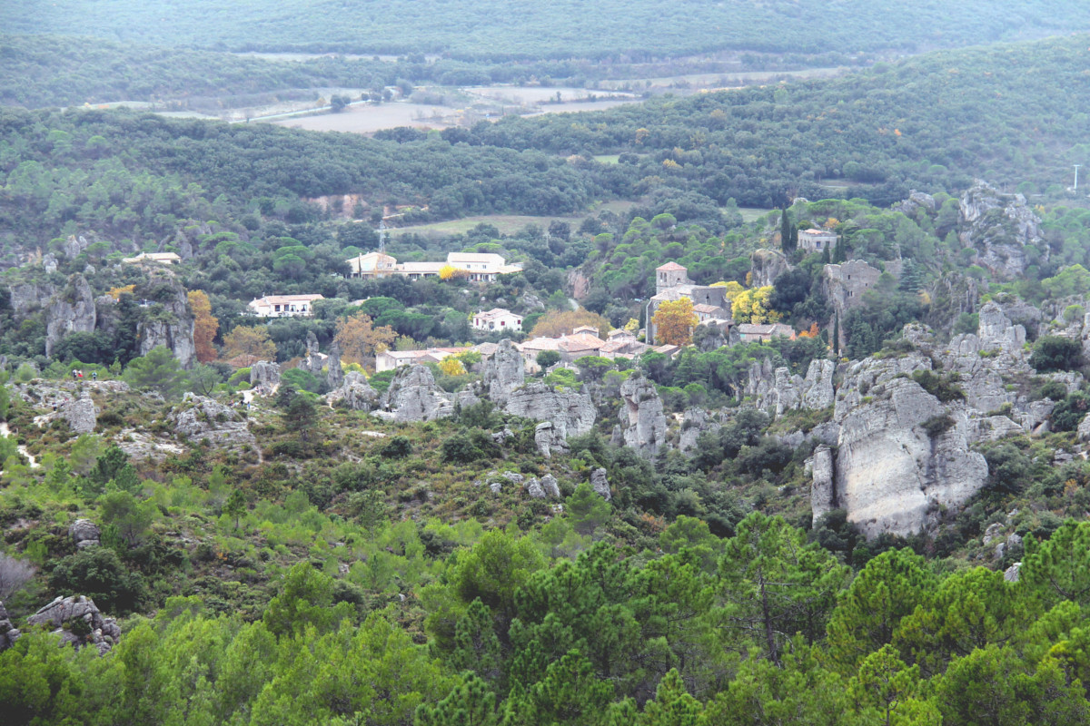 Vue sur le village de Mourèze