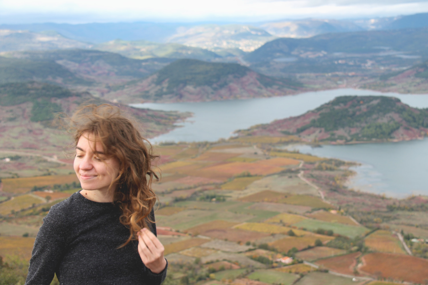 Lola au Lac du Salagou en haut du Mont Liausson
