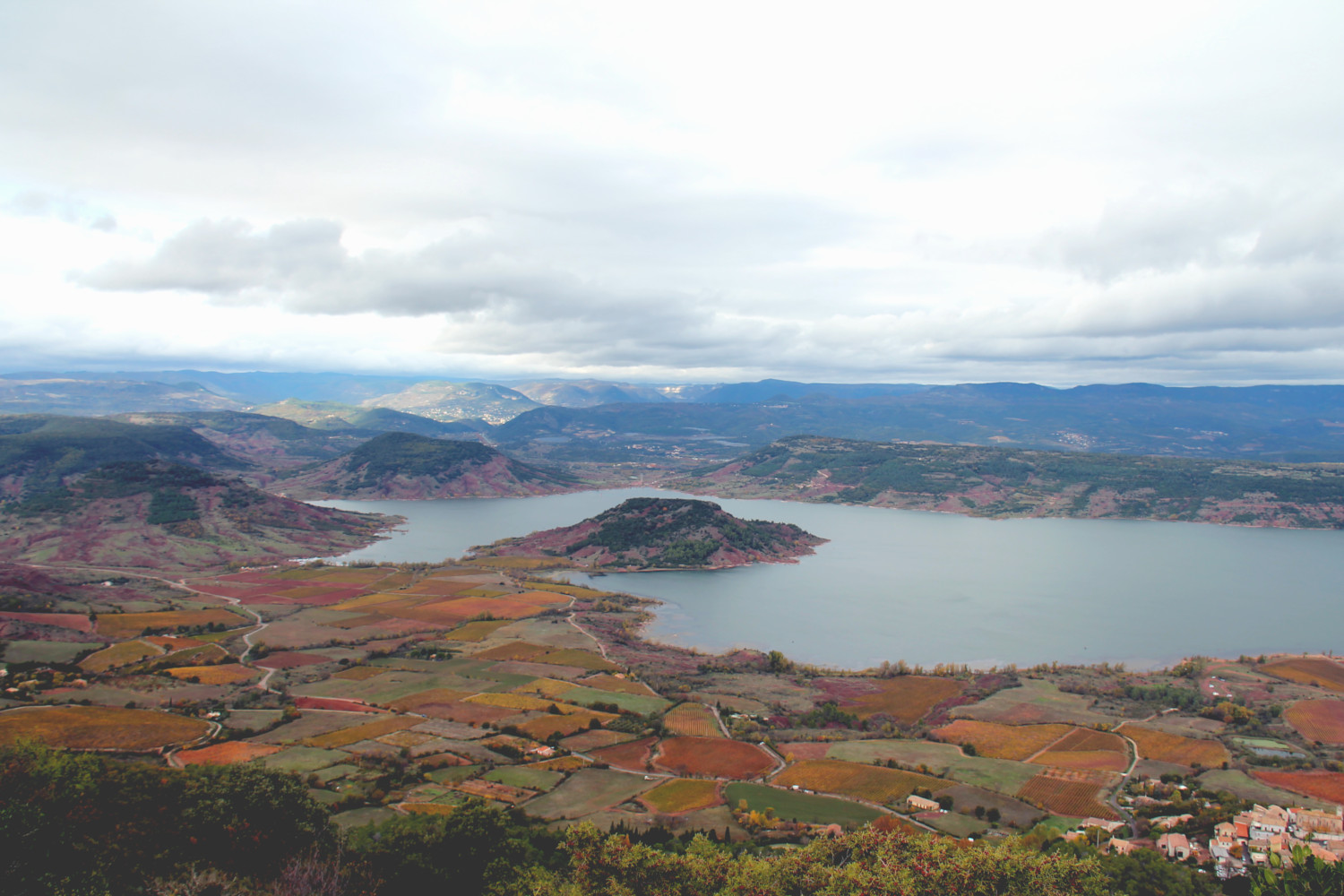 Vue sur le Lac du Salagou depuis le Mont Liausson