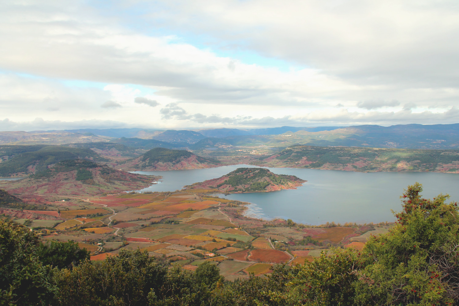 Vue sur le Lac du Salagou depuis le Mont Liausson