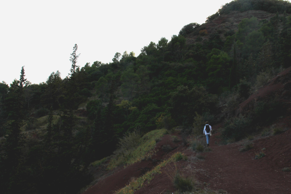 Lola marche au lac du Salagou