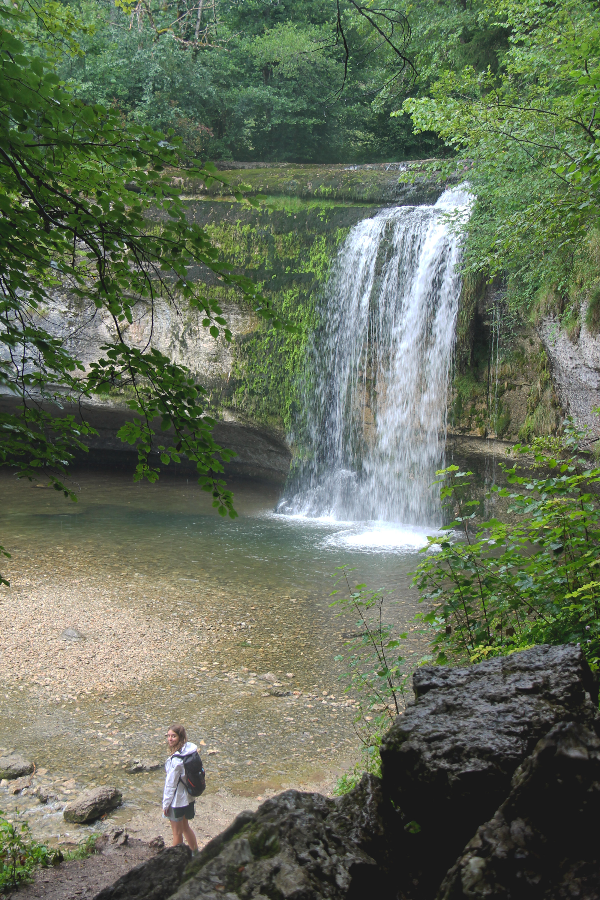 Lola devant la cascade du Gour Bleu dans le Jura