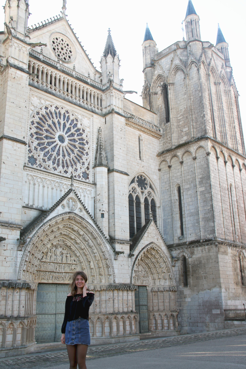 Lola devant la cathédrale de Poitiers