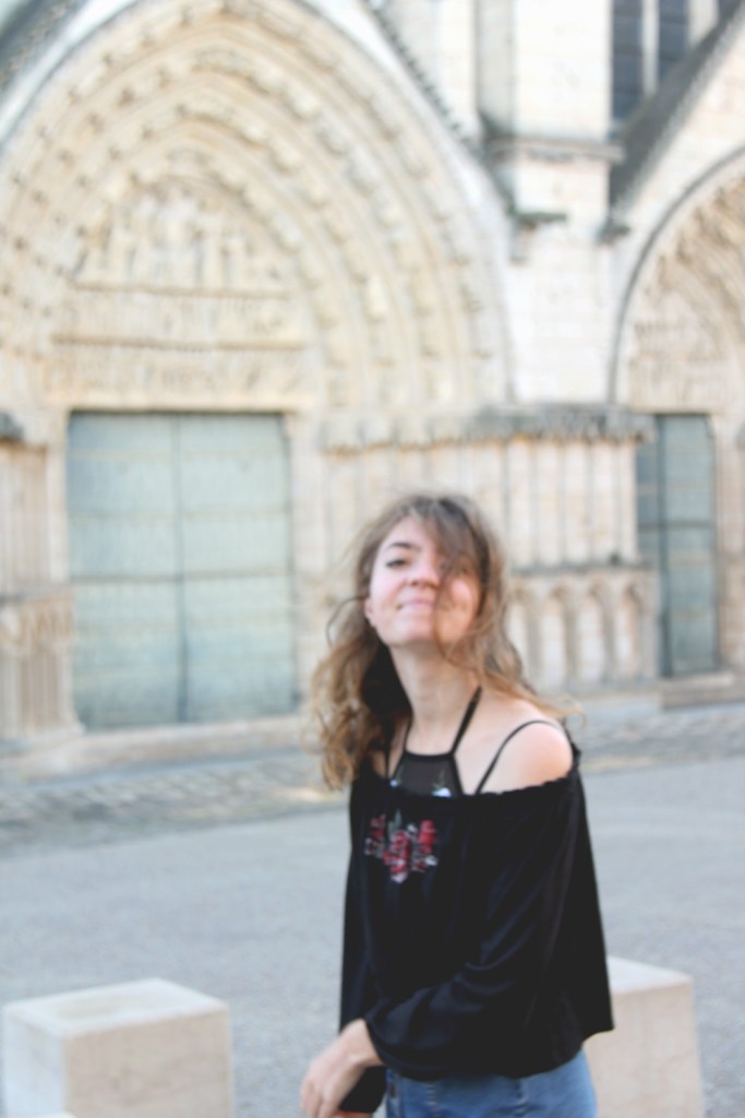 Lola devant la Cathédrale Saint-Pierre de Poitiers