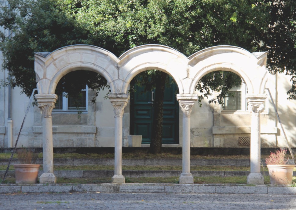 Arche sur la Place Charles de Gaulle à Poitiers