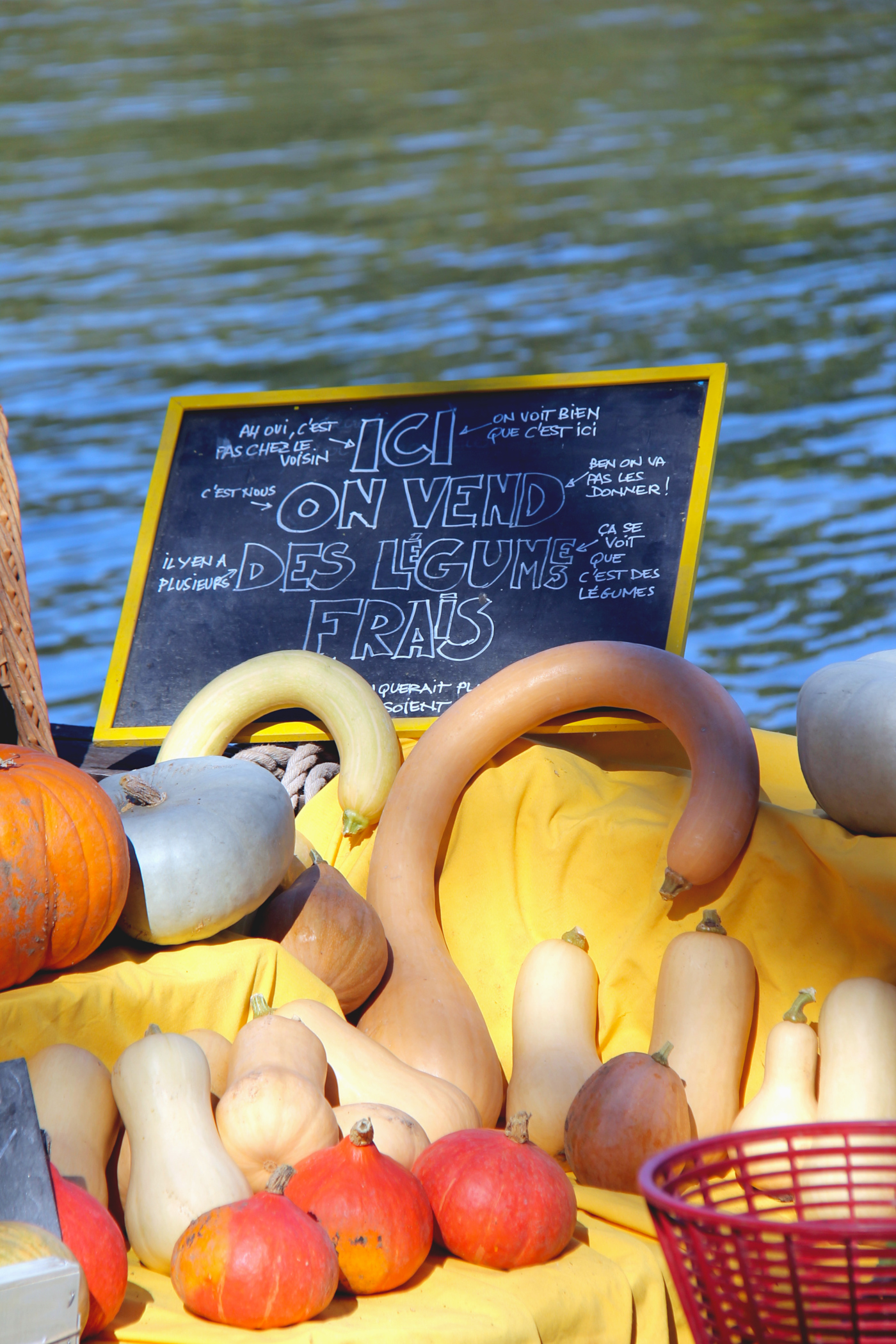 Marché bio sur un bateau traditionnel sur la Loire à Tours