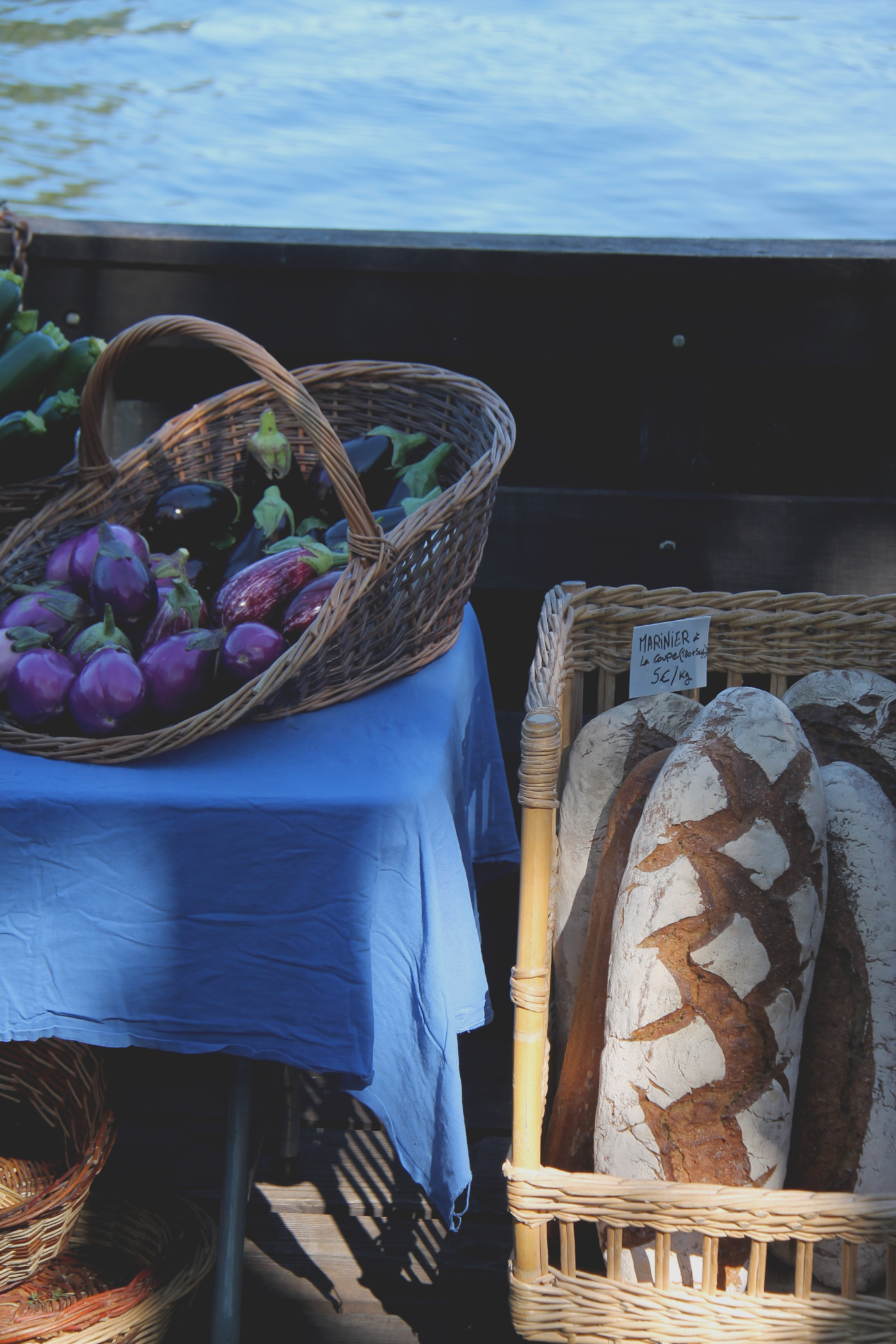 Marché sur un bateau traditionnel sur la Loire à Tours