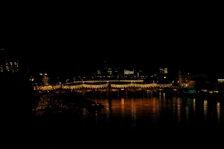 Au bord du Rhin à Bâle, de nuit